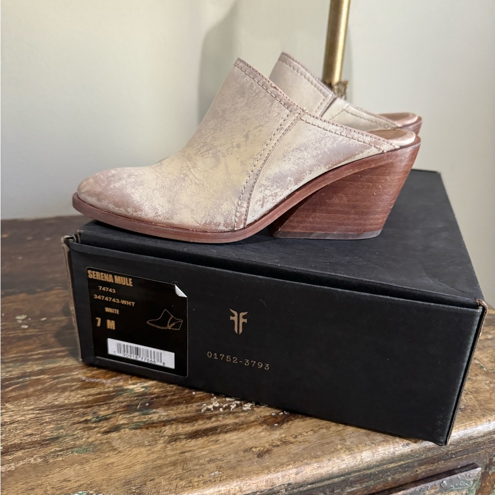 Frye mule in white